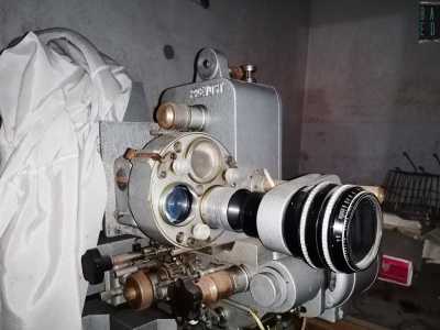 ...scoviamo una cinepresa degli anni 70 ancora in ottimo stato...